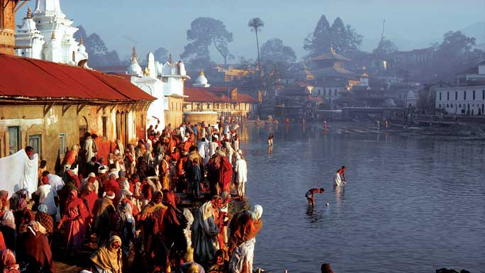 Rio Bagmati é utilizado em cerimônias religiosas
