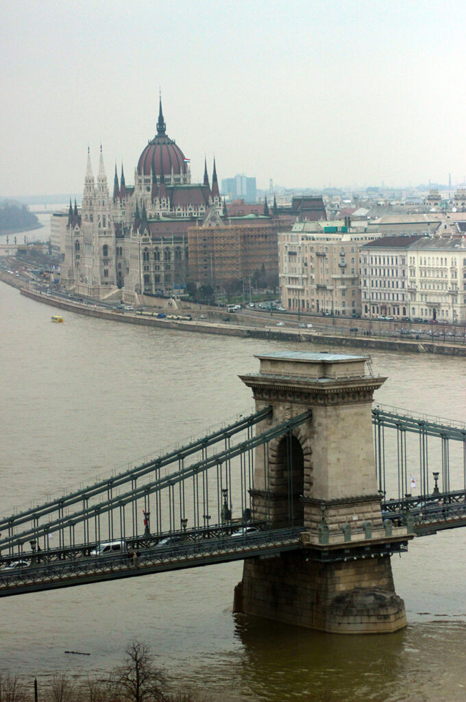Ponte das correntes liga as duas margens do Rio Danúbio, em Budapest
