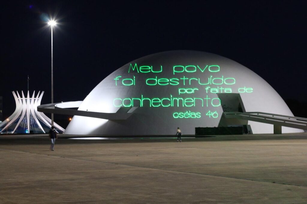 Campanha "Todos Pelas Vacinas" faz projeções em fachadas de Brasília