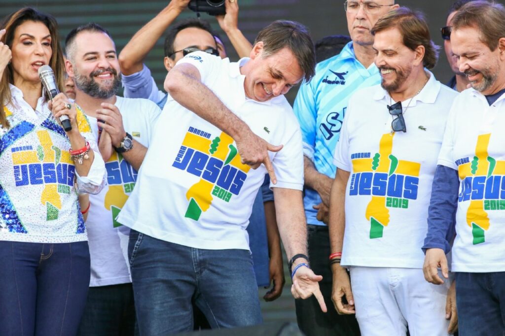 Bolsonaro faz arma na Marcha para Jesus