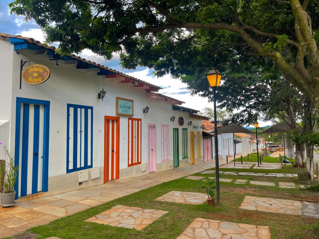 Pirenópolis é uma charmosa cidade histórica localizada no estado de Goiás, no Brasil. Conhecida por suas belas paisagens naturais, arquitetura colonial e rica cultura