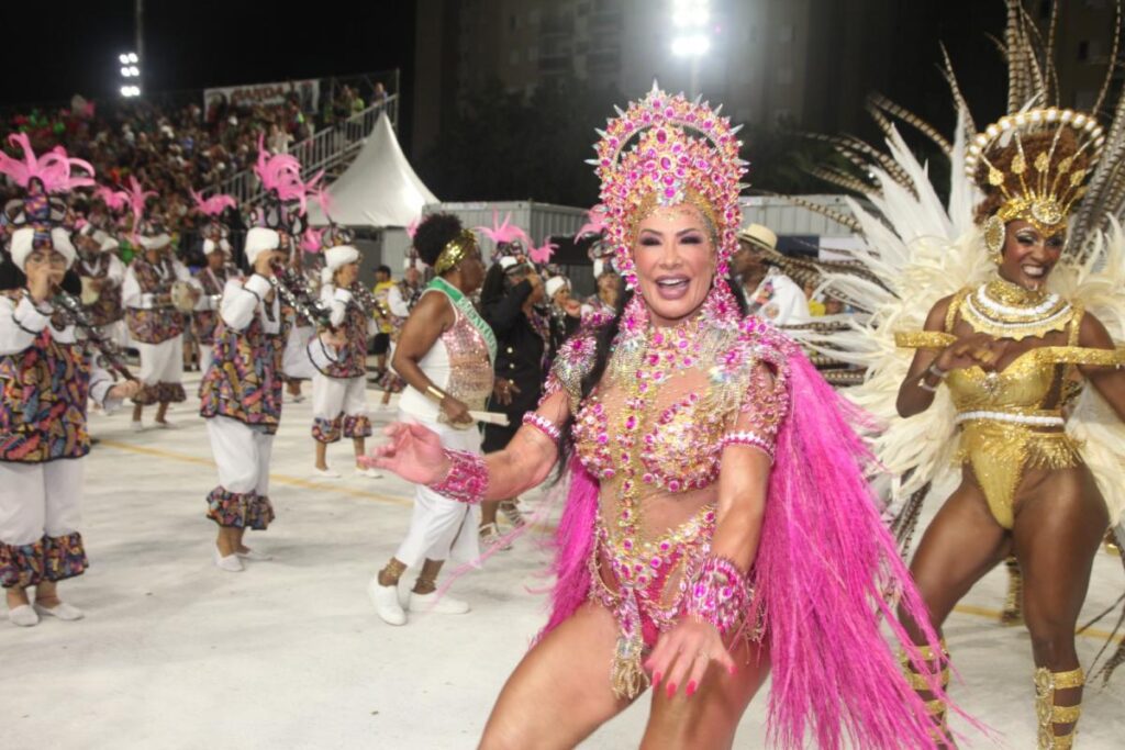 Sheila Carvalho desfila no Carnaval de Santos