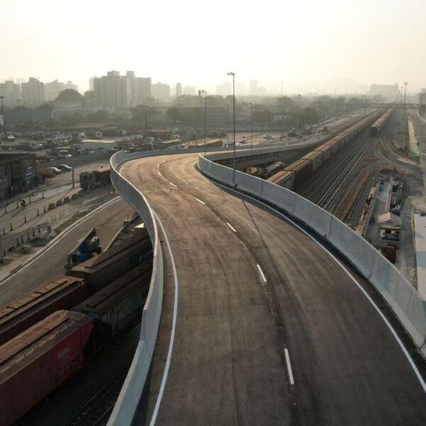 Viaduto EBLog no Porto de Santos