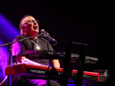 A cidade de Santos se prepara para receber 2026 com um dos maiores nomes da Música Popular Brasileira. O cantor e compositor Guilherme Arantes será a atração principal do Réveillon na Praia do Gonzaga, em um espetáculo gratuito que marca o seu aguardado retorno aos palcos santistas.