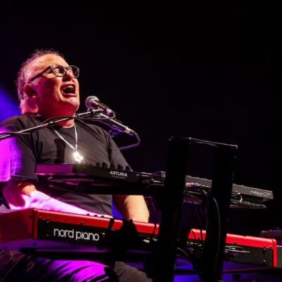 A cidade de Santos se prepara para receber 2026 com um dos maiores nomes da Música Popular Brasileira. O cantor e compositor Guilherme Arantes será a atração principal do Réveillon na Praia do Gonzaga, em um espetáculo gratuito que marca o seu aguardado retorno aos palcos santistas.